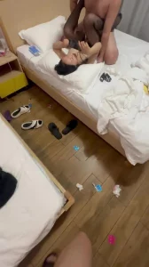 满屋子地上都是避孕套，可惜没一个是老公的，老公带娇妻第一次来4p被羞